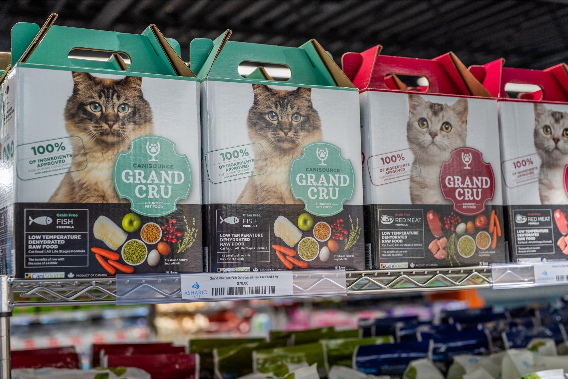 High-quality, human-grade red meat, lightly dehydrated for optimal nutrition. Made in Quebec, Canada. Rich in vitamins. Complete and balanced for cats of all ages.